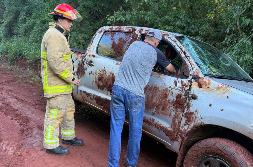  Vuelco en la Ruta 101: una mujer fue trasladada al hospital y el conductor resultó ileso