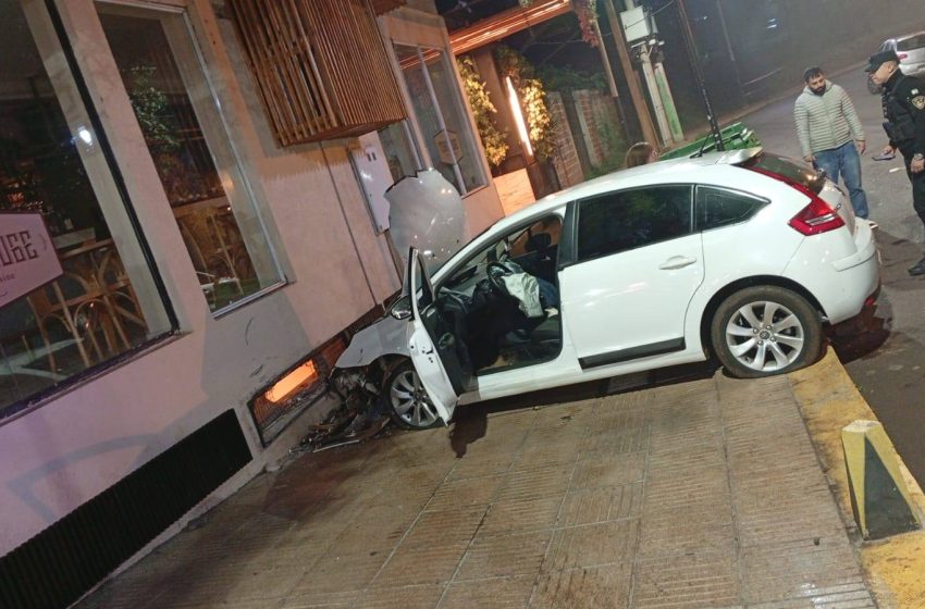  Un automóvil colisionó contra un edificio sobre Avenida San Martín