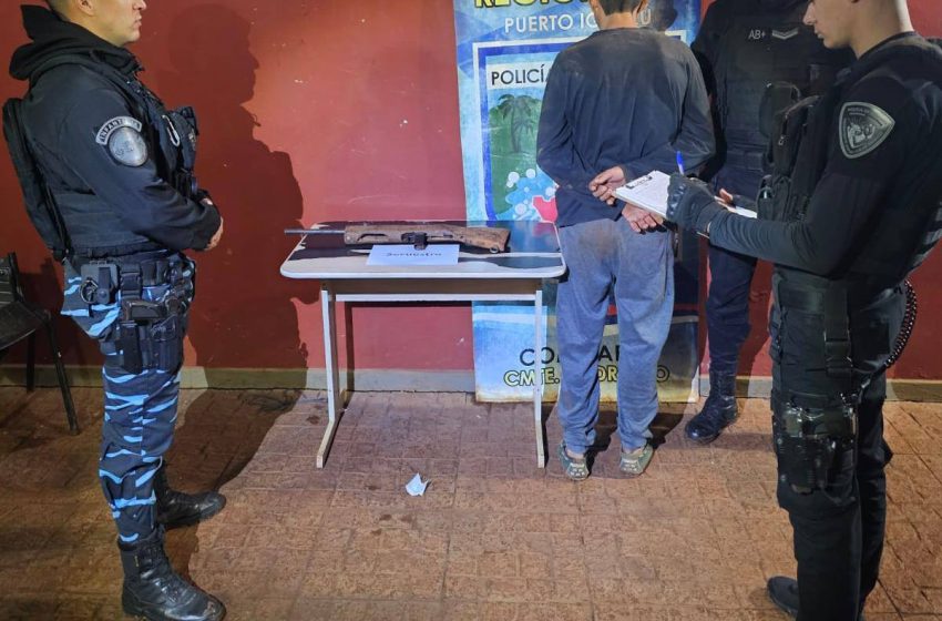  Iba con una escopeta casera por la vía pública y fue arrestado por la Policía