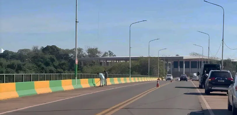 Los guías y taxistas realizaron la pintura del Puente de la Fraternidad entre Argentina y Brasil