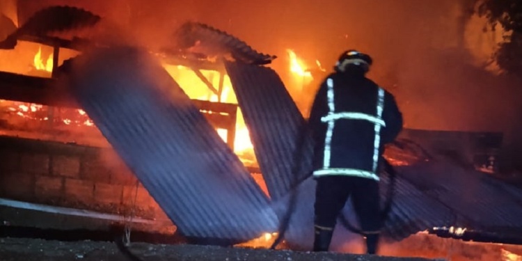  Tras una pelea, un joven volvió horas después e incendió una casa incorrecta: terminó detenido
