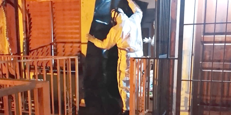  Estaba muerto desde hacía días y lo descubrieron por el olor en su departamento