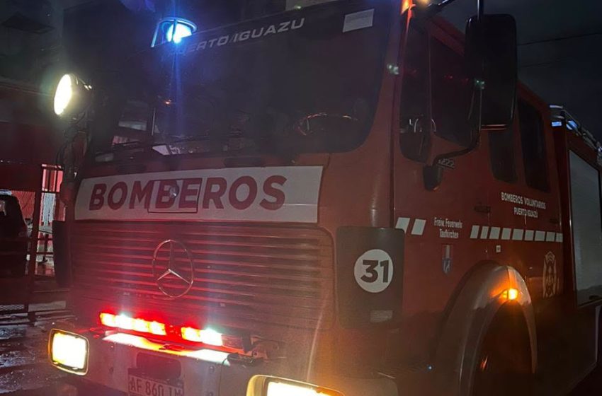  Principio de incendio en una cabaña fue controlado por Bomberos Voluntarios de Iguazú