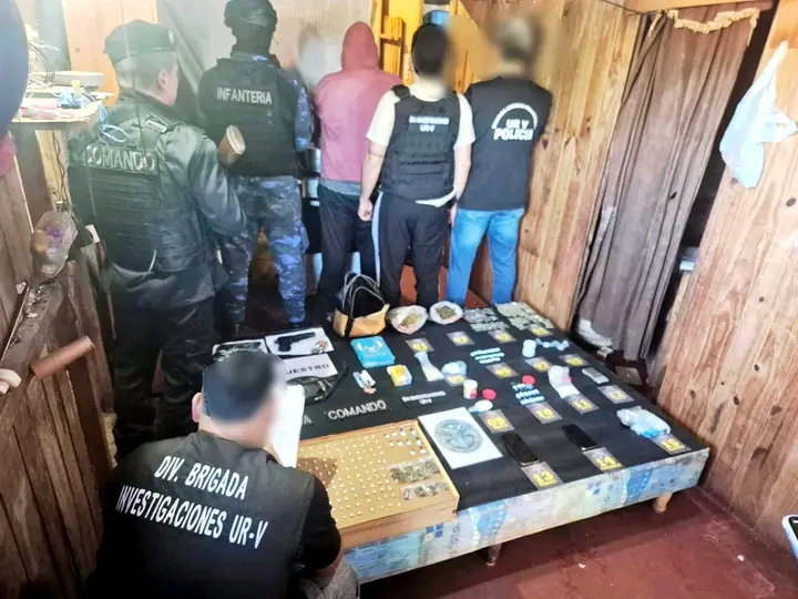Banda de narco-asaltantes fueron capturados armados en un búnker con más de 240 dosis de cocaína y marihuana imagen-11
