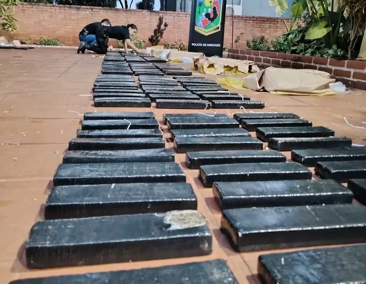  La Policía frustró la fuga de una camioneta cargada con 900 kilos de droga valuada en más de $3.300 millones en Eldorado