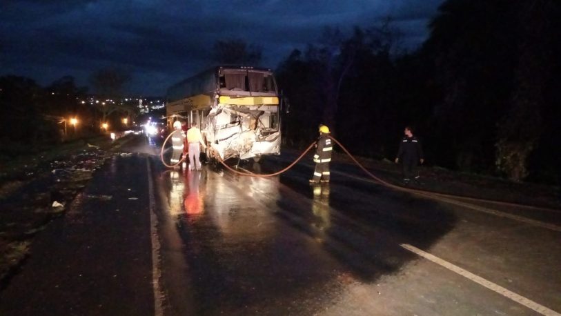  Ruta 12: un colectivo chocó contra un camión y varios pasajeros terminaron en el hospital