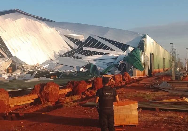  Un tinglado en construcción colapsó por las fuertes ráfagas de viento en Dos de Mayo