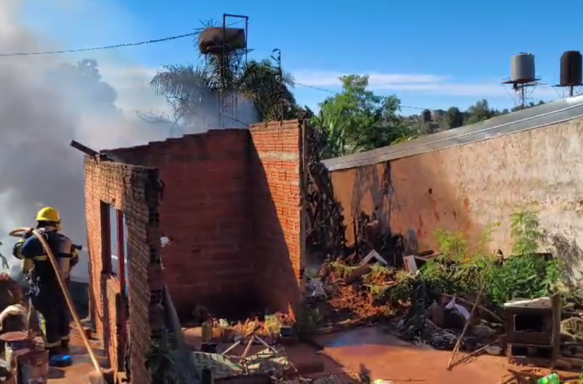  Voraz incendio destruyó por completo una vivienda en el barrio 1° de Mayo de Puerto Iguazú