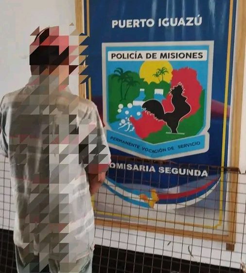  Vecino sorprendió a un hombre llevando una reja, alertó a la policía y la policía recuperó lo sustraído