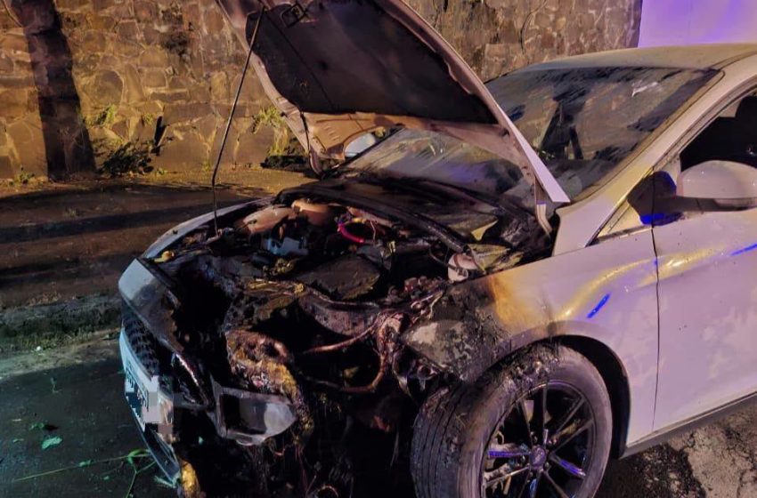  Un automóvil comenzó a incendiarse por un cortocircuito en Puerto Iguazú