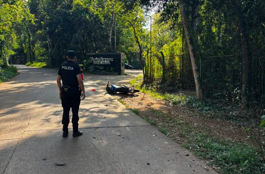  Motociclista sufrió una fractura de cráneo tras despistar en Puerto Iguazú y permanece en terapia intensiva
