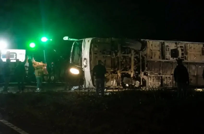  Colectivo de empresa Misionera volcó sobre la ruta 14 en Corrientes: una fallecida y 14 heridos