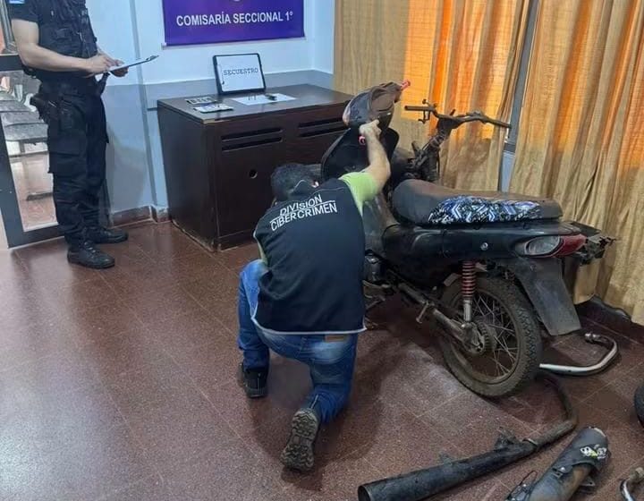  La Policía allanó su vivienda recuperó una motocicleta robada, secuestró un arma de fuego, municiones y otros objetos