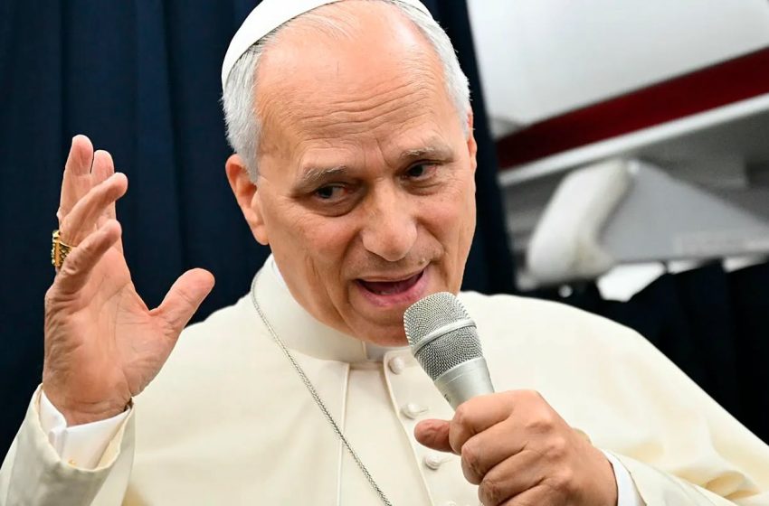  El video en que el Papa León XIV saluda a una pareja de Santa Fe en el Vaticano y dice: “Argentina, allá vamos”