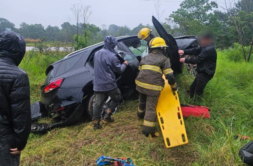  Una familia despistó con su camioneta sobre la ruta 101 en Andresito y tres personas resultaron heridas