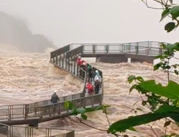  Cataratas do Iguaçu: retiran las barandas de la pasarela en Brasil por crecida del río 