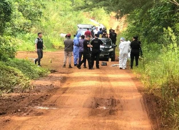  Hallaron a una pareja muerta en Los Helechos: su hijo de 2 años estaba vivo dentro del auto