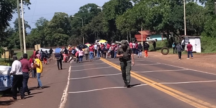  Montecarlo: cerca de 70 personas cortan la Ruta Nacional 12 entre Montecarlo y El Alcázar