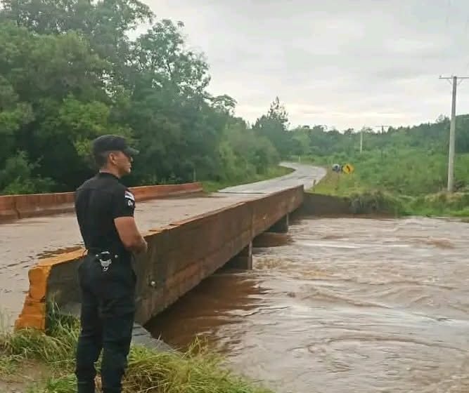  Las intensas lluvias dejaron siete pasos sobre puentes y dos sectores de caminos vecinales afectados en Misiones