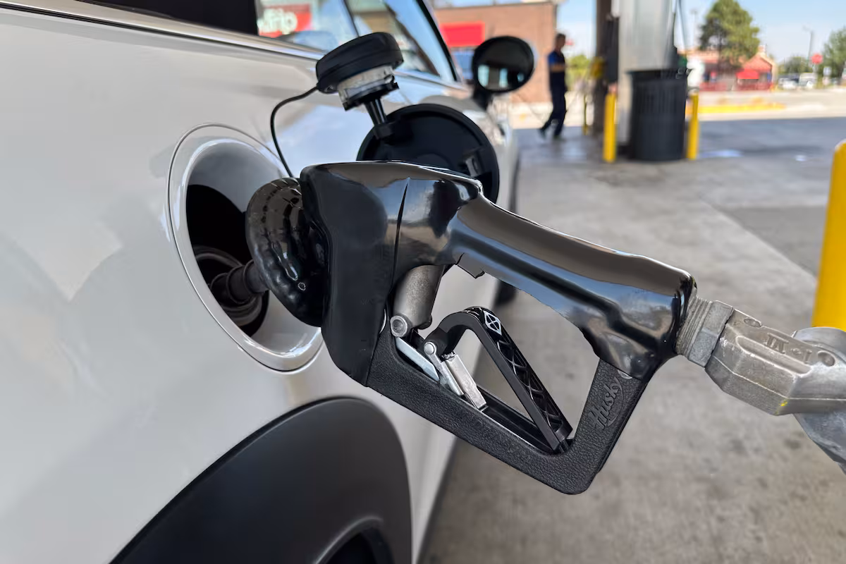 El Gobierno postergó hasta diciembre la suba de los impuestos a los combustibles